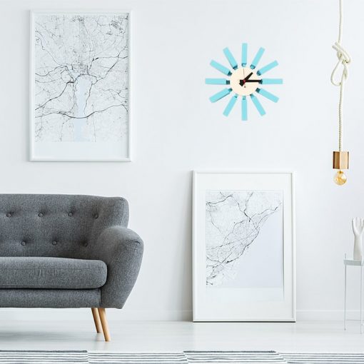 Horloge murale design bleu dans un séjour moderne