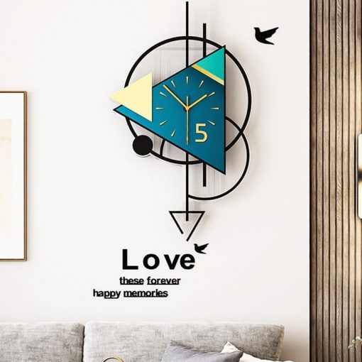 Horloge murale design au dessus d'un canapé