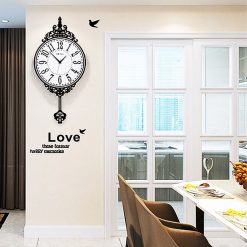Horloge murale géante vintage dans une salle-à-manger
