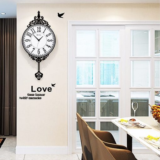 Horloge murale géante vintage dans une salle-à-manger