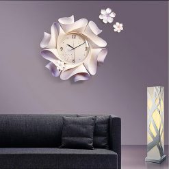 Horloge murale blanche design originale dans un salon