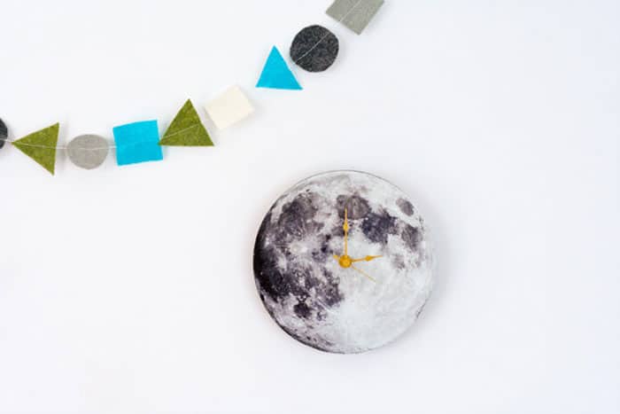 Horloge murale ressemblant à la lune et fabriquée à partir d'un papier imprimé