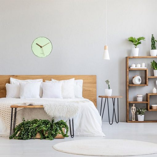 Horloge murale scandinave couleur pastel dans une chambre