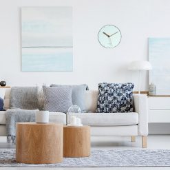 Horloge scandinave murale coloris pastel dans un séjour nordique