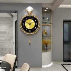 Horloge murale à pendule dans un séjour moderne