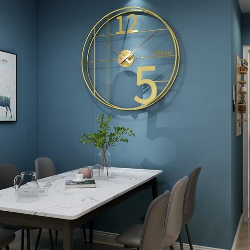 Horloge murale décorative industrielle dans une salle-à-manger